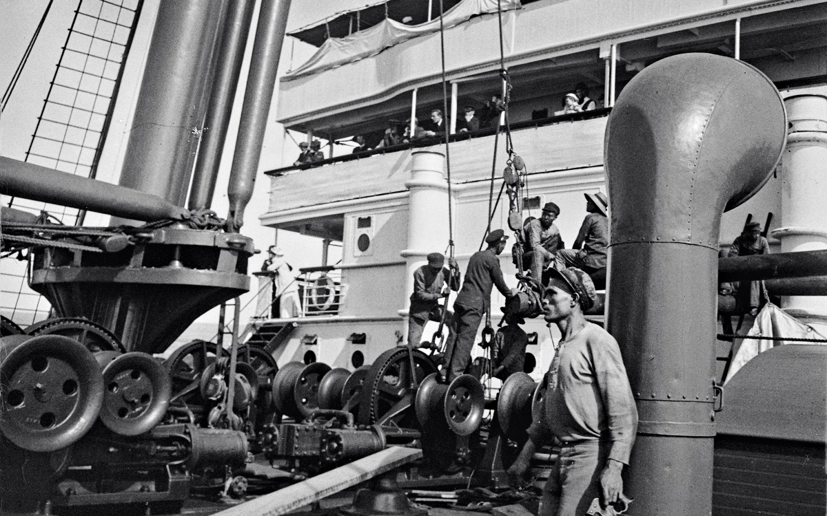 Albert Dutertre, Manoeuvres des hommes d’équipage à bord du Mongolia, océan Pacifique, 4 décembre 1908. Négatif stéréoscopique au gélatino-bromure d’argent sur plaque de verre, 4,5 x 10,7 cm, D563