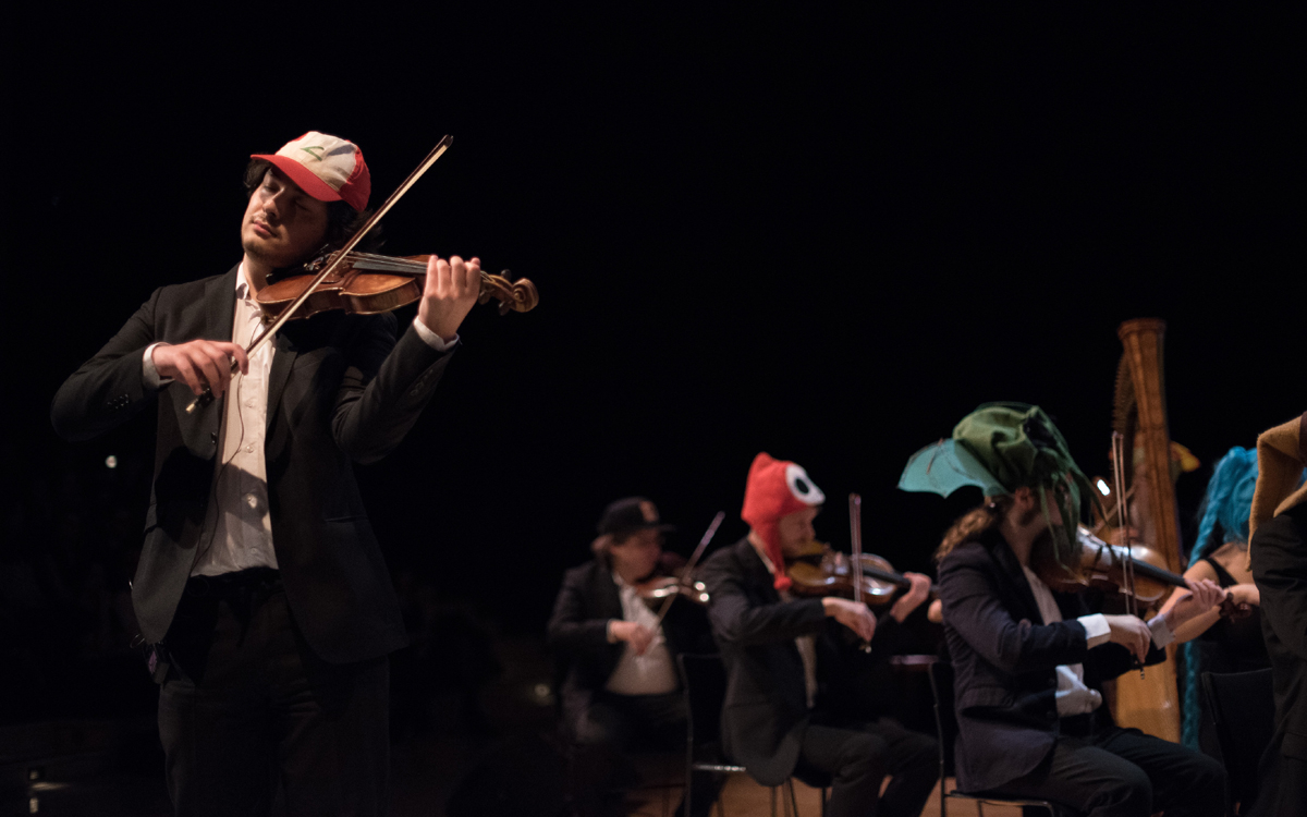 Photographie de l'ensemble musical Pixelophonia en concert avec déguisements
