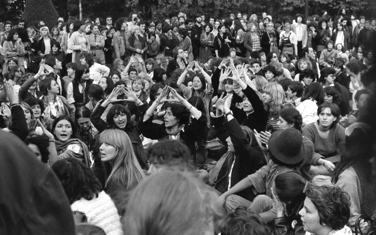 Pierre Michaud, 6 oct 1979 Marche des femmes, Groupe de femmes assises faisant le signe « féministe », 1979 © Pierre Michaud / Gamma Rapho